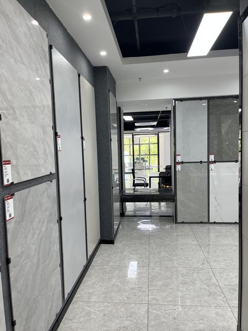 公司经营范围包括:许可项目:住宅室内装饰装修;建设工程施工;建筑劳务